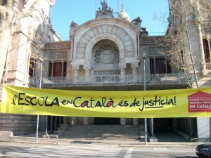 Pancarta per l'Escola en Català davant el TSJC