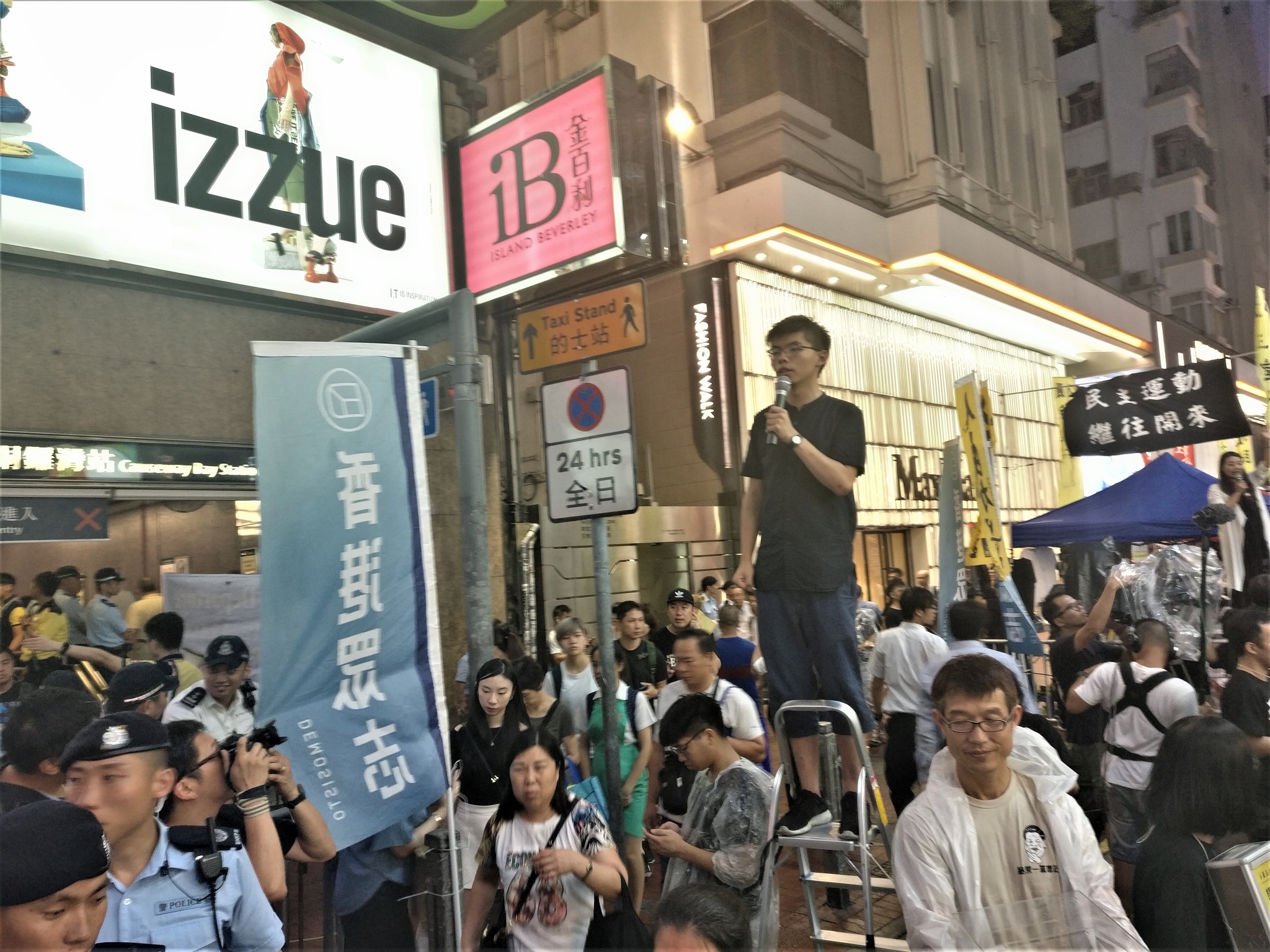L'activista prodemocràcia Joshua Wong fent un discurs en un carrer adjacent al parc Victòria moments abans de l'inici de l'acte commemoratiu