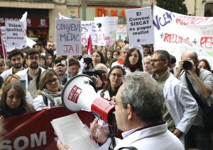 Moment de la manifestació d’aquest divendres a Terrassa per part del col.lectiu sanitari concertat amb CatSalut