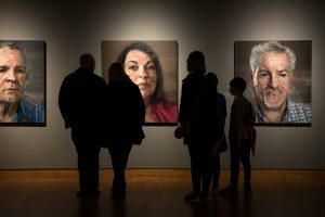 Exposició de la col·lecció de retrats pictòrics Testimoni silenciós de Bruce Davidson. Exhibida per primer cop el 2015, es va recuperar l’any passat en commemoració dels 20 anys de l’acord de pau. / Alfons Cabrera