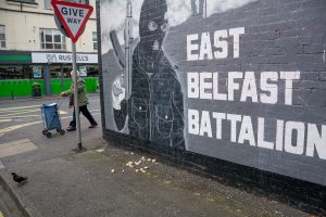 Mural dels paramilitars lleialistes de l’UVF a Belfast. Els paramilitars de tots dos bàndols s’han reconvertit en una mena de màfies que vetllen per la seguretat dels barris (tu ja m’entens) i controlen el tràfic de drogues. Si fa no fa se sap qui són, però la gent té por de parlar. / Alfons Cabrera