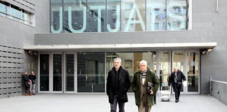 L'expresident de SCC Josep Ramon Bosch surt dels jutjats de Manresa acompanyat pel seu advocat, Josep Maria Fuster-Fabra