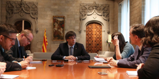 Carles Puigdemont amb els corresponsals estrangers el divendres, en un moment de l'entrevista (Autor: Rubén Moreno)