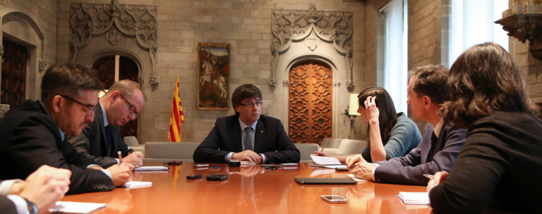 Carles Puigdemont amb els corresponsals estrangers el divendres, en un moment de l'entrevista (Autor: Rubén Moreno)