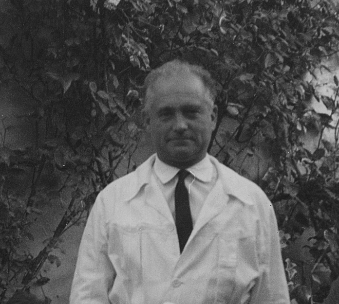 Francesc Dalmau Norat amb bata de metge, 1965