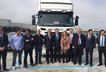 Imatge de família de les autoritats durant la inauguració del nou aparcament per a vehicles pesants