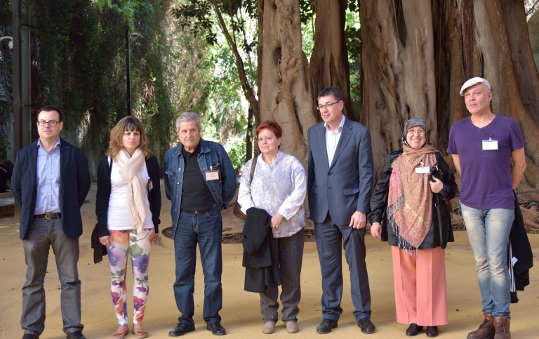 La família de Guillem Agulló al pati de les Corts