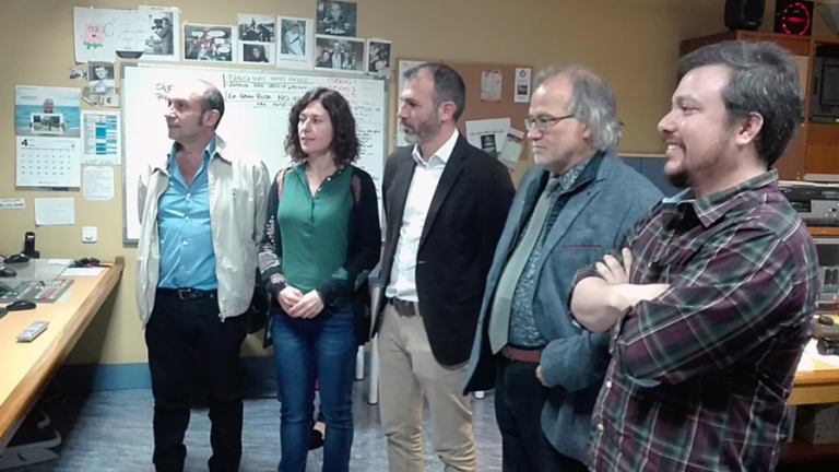 Andreu Manresa, director general d'IB3 (segon per la dreta), amb membres del seu equip