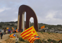 La Porta dels Països Catalans, obra de l'escultor Emili Armengol, marca l'inici dels Països Catalans a Salses (Catalunya del Nord)