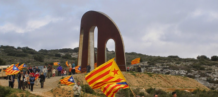 La Porta dels Països Catalans, obra de l'escultor Emili Armengol, marca l'inici dels Països Catalans a Salses (Catalunya del Nord)