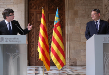 Roda de premsa de Carles Puigdemont i Ximo Puig a la Galeria Gòtica de Palau de la Generalitat de Catalunya (Fotografia: Jordi Bedmar)