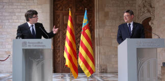 Roda de premsa de Carles Puigdemont i Ximo Puig a la Galeria Gòtica de Palau de la Generalitat de Catalunya (Fotografia: Jordi Bedmar)