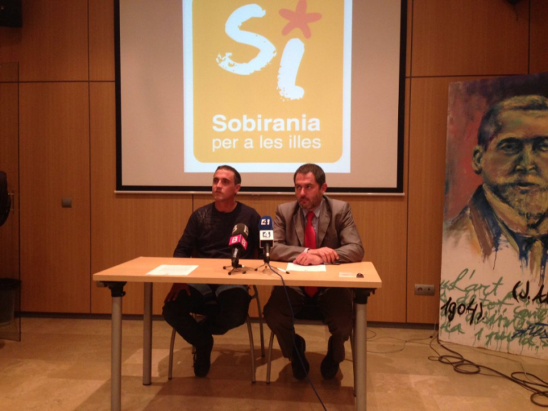 Presentació de la candidatura a les Corts Generals de Sobirania i Progrés; d'esquerra a dreta, Mateu Matas i Josep de Luís (Fotografia: @Xiscomelia)