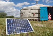 Una família de Tarialan, Agmaj d'Uvs, Mongòlia, usant un panell solar el 2009 per a generar energia per a la seva yurta, una tenda de campanya tradicional de Mongòlia (UN Photo/Eskinder Debebe)