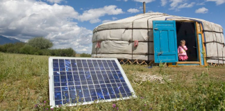 Una família de Tarialan, Agmaj d'Uvs, Mongòlia, usant un panell solar el 2009 per a generar energia per a la seva yurta, una tenda de campanya tradicional de Mongòlia (UN Photo/Eskinder Debebe)