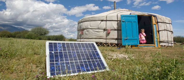 Una família de Tarialan, Agmaj d'Uvs, Mongòlia, usant un panell solar el 2009 per a generar energia per a la seva yurta, una tenda de campanya tradicional de Mongòlia (UN Photo/Eskinder Debebe)