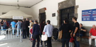 Ciutadans fent cua a Azpeitia per anar a votar en la consulta popular per la independència (Fotografia: Elisenda Paluzie)