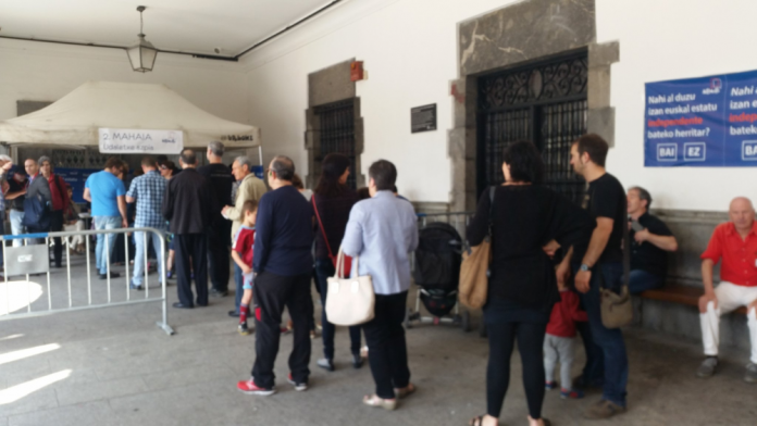Ciutadans fent cua a Azpeitia per anar a votar en la consulta popular per la independència (Fotografia: Elisenda Paluzie)