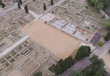Vista aèria de la neàpolis d'Empúries, amb l'estoa i l'àgora rehabilitades i museïtzades (Fotografia: Fortià Arquitectes)