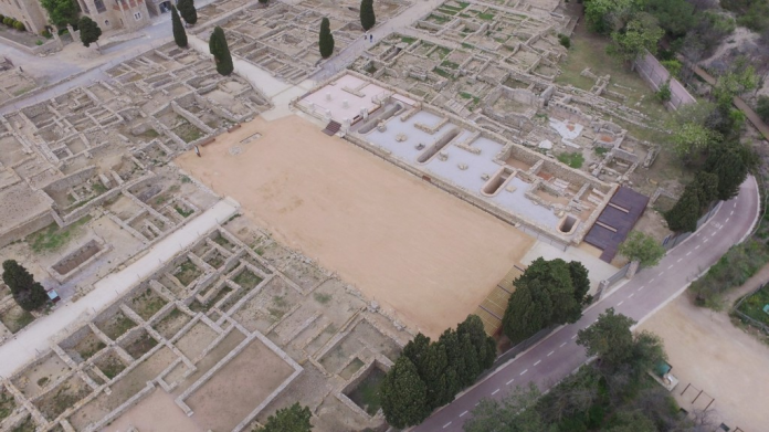Vista aèria de la neàpolis d'Empúries, amb l'estoa i l'àgora rehabilitades i museïtzades (Fotografia: Fortià Arquitectes)