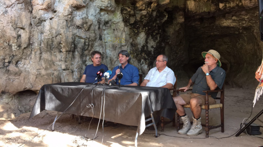 Les troballes s'han presentat a les Coves del Toll en roda de premsa. D'esquerra a dreta: Jordi Rosell, codirector de les excavacions; l'alcalde de Moià, Dionís Guiteras; el director de l'IPHES, Robert Sala, i l'arqueòleg Eudald Carbonell, membre d'aquest centre de recerca - IPHES