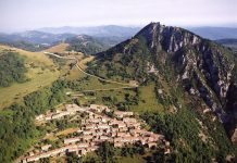 El poble de Montsegur i, al cim de la muntanya, el castell homònim, símbol del país càtar