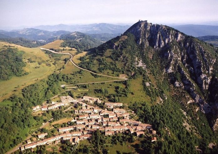 El poble de Montsegur i, al cim de la muntanya, el castell homònim, símbol del país càtar