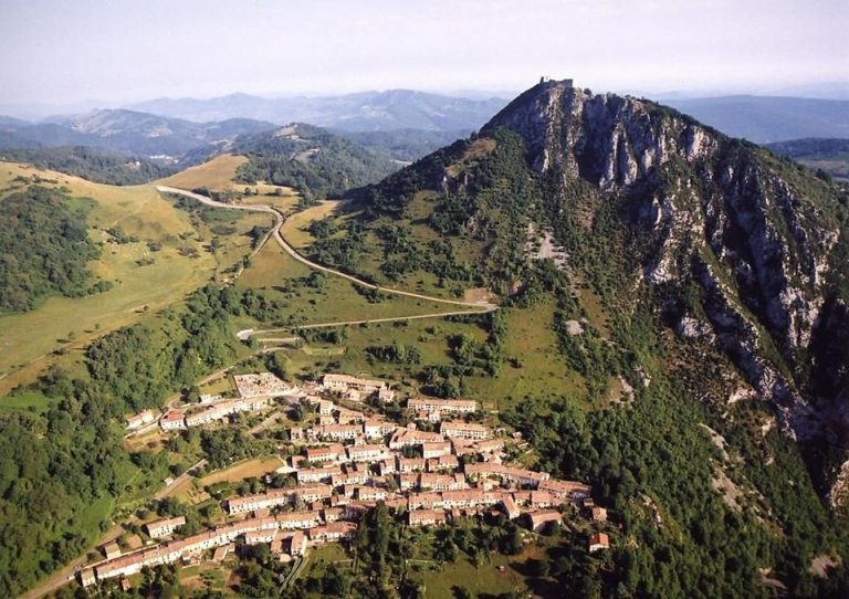 El poble de Montsegur i, al cim de la muntanya, el castell homònim, símbol del país càtar
