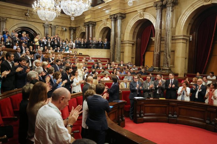La cambra catalana al finalitzar el discurs de Carles Puigdemont