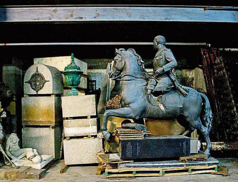 L’abstenció de la CUP permet l’exhibició de símbols franquistes