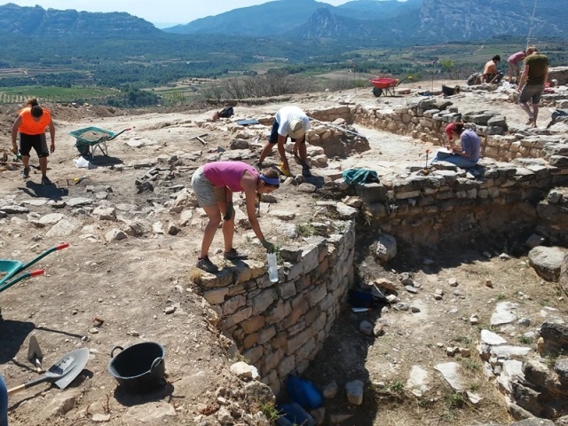 Treballs d’excavació al jaciment durant la campanya del 2015. Foto: M. Carme Belarte