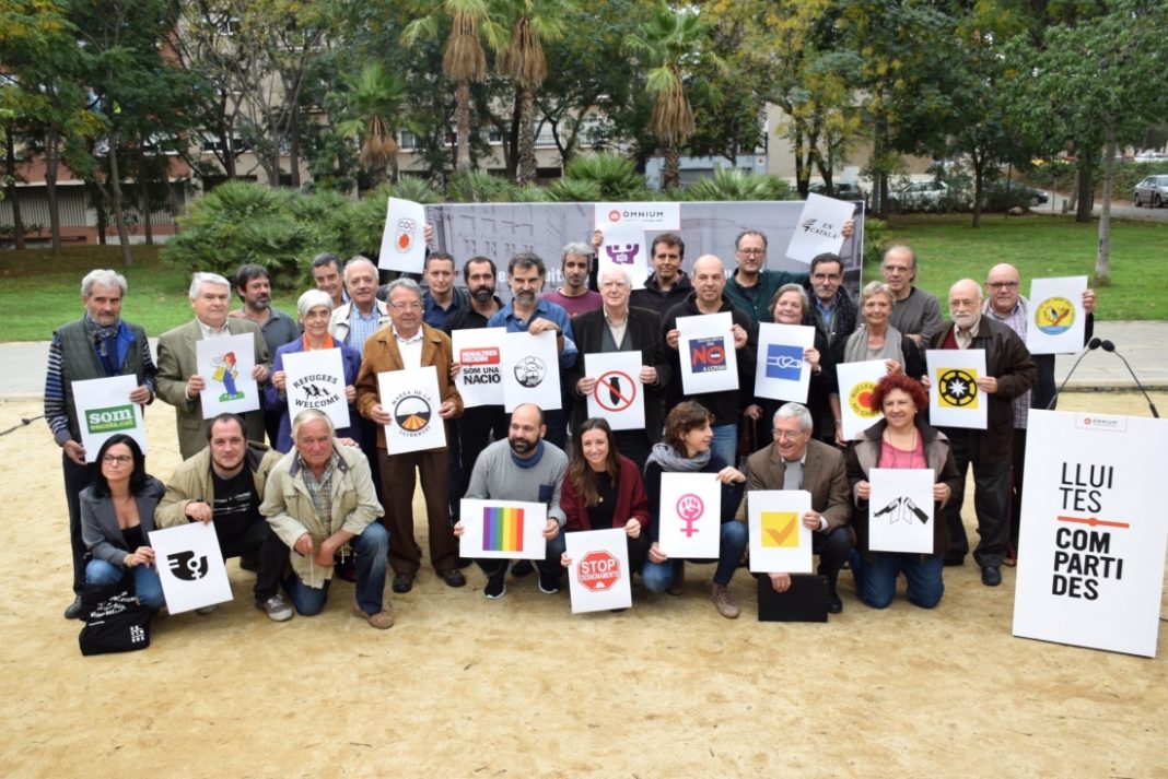 Foto de família de la presentació de la campanya `Lluites compartides' Foto de família de la presentació de la campanya `Lluites compartides'