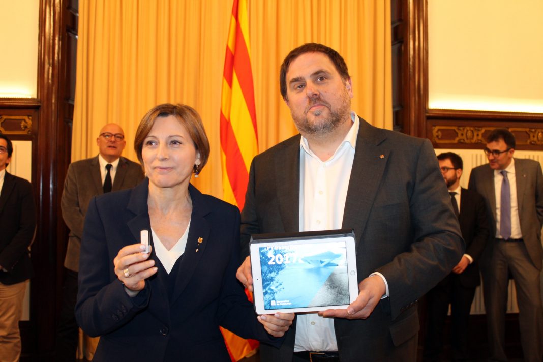 Junqueres entrega els pressupostos a la Presidenta del Parlament | Parlament de Catalunya