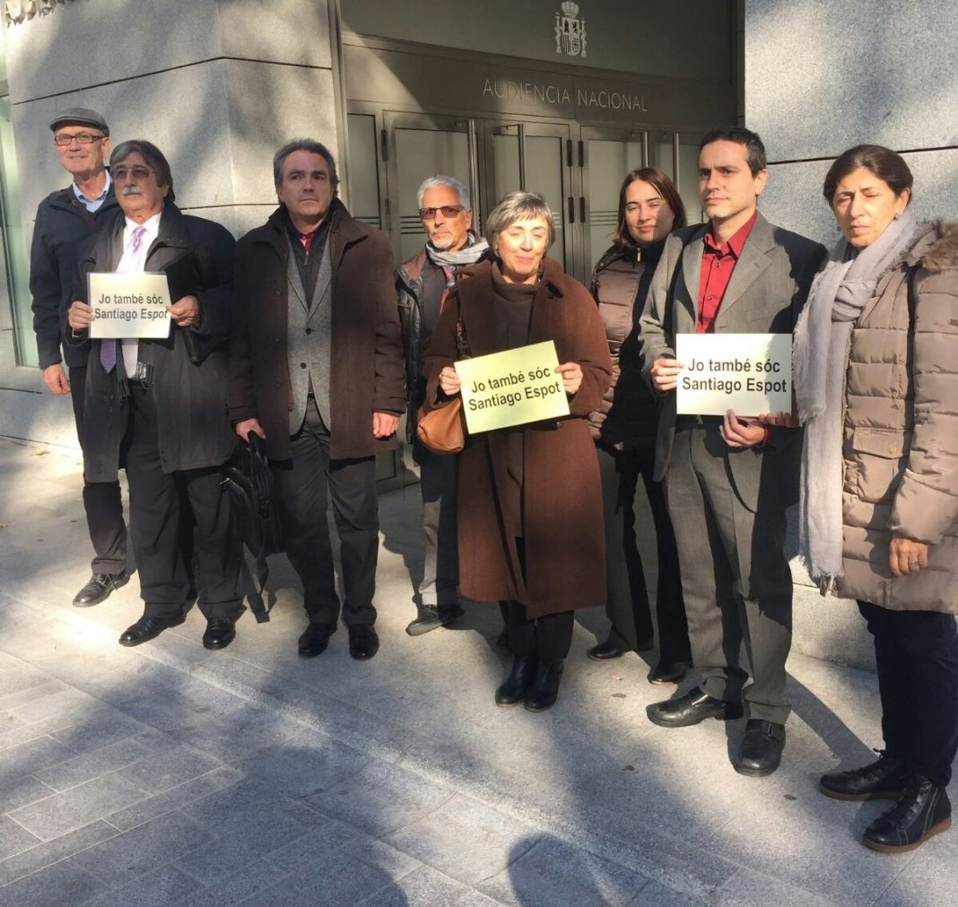 Santiago Espot amb representats d'entitats i partits independentistes davant l'Audència Nacional, el 7 de novembre del 2016