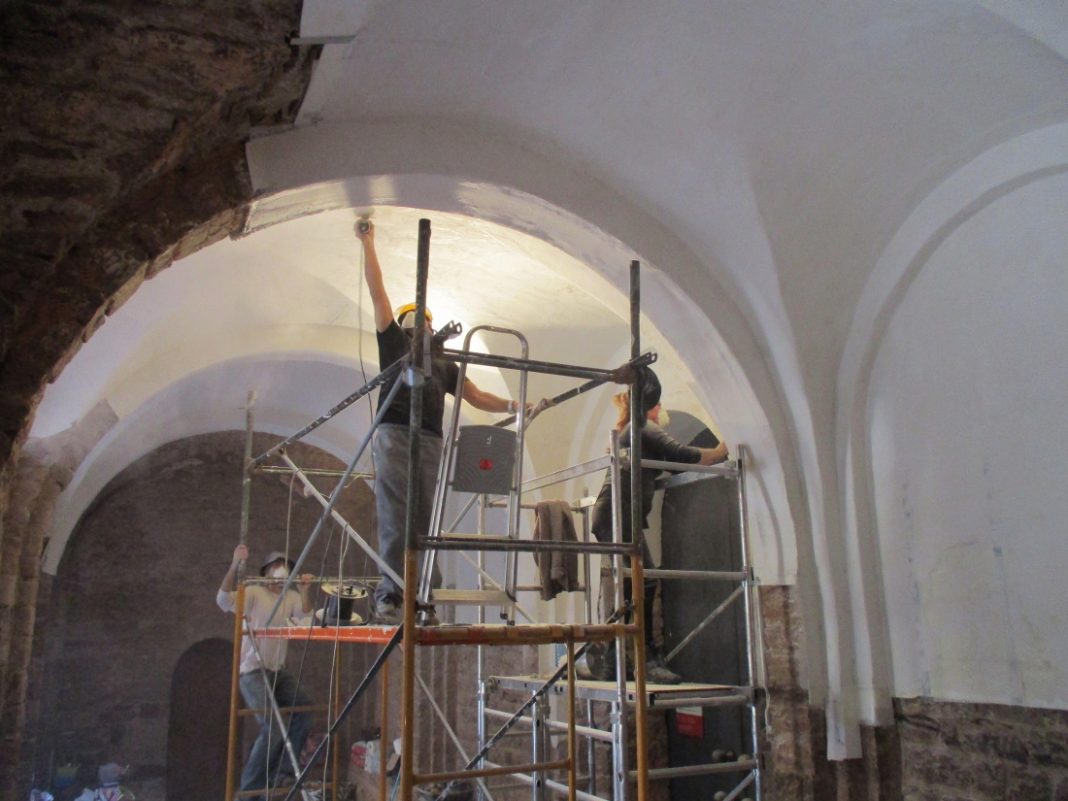 Obres d'instal·lació de la reproducció de les pintures murals de Cardona
