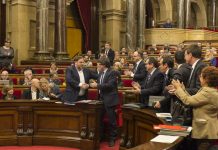 El president de la Generalitat, Carles Puigdemont, i el vicepresident, Oriol Junqueras, encaixen les mans després de la votació Parlament de Catalunya (Job Vermeulen). 2016