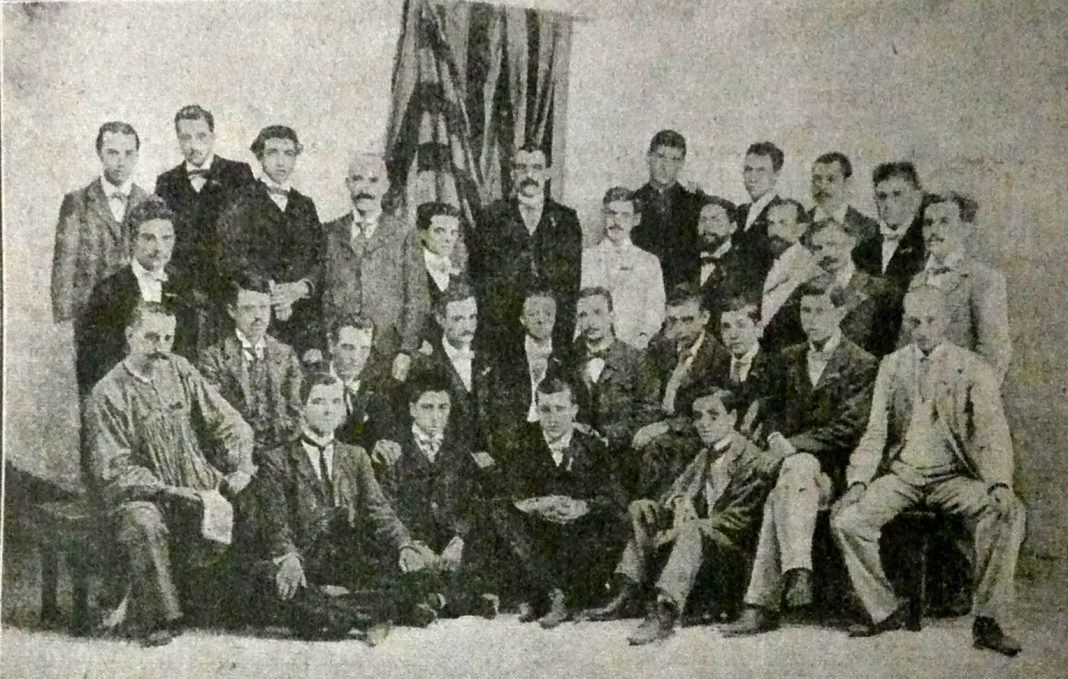 Fotografia de tots els detinguts l’11 de setembre de 1901 a Barcelona (el setè de la filera de dalt és en Josep Maria Folch i Torres) Fotografia de tots els detinguts l’11 de setembre de 1901 a Barcelona (el setè de la filera de dalt és en Josep Maria Folch i Torres)