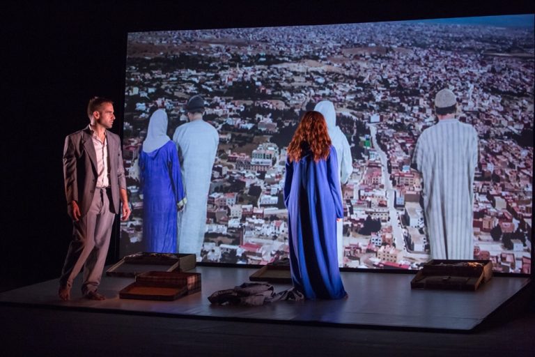 Nador és un espectacle basat en la l’obra literària de Laila Karrouch, una escriptora catalana d’origen amazic