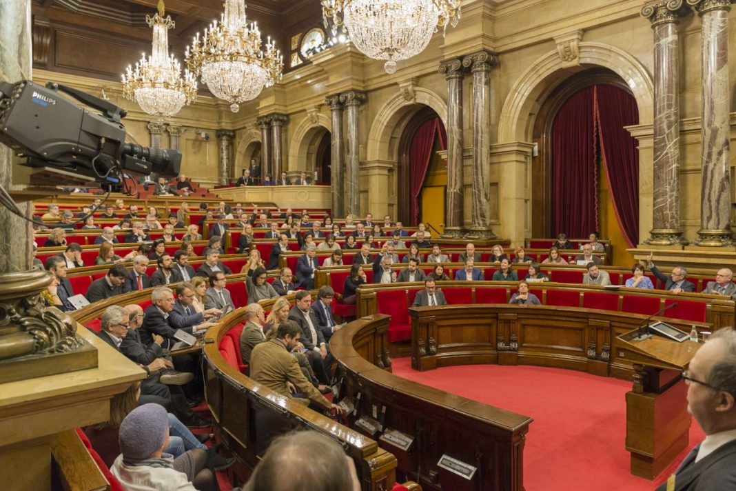 Els diputats votant la llei sobre dret a l'habitatge | Parlament de Catalunya Els diputats votant la llei sobre dret a l'habitatge | Parlament de Catalunya