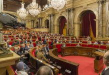 Els diputats votant la llei sobre dret a l'habitatge | Parlament de Catalunya