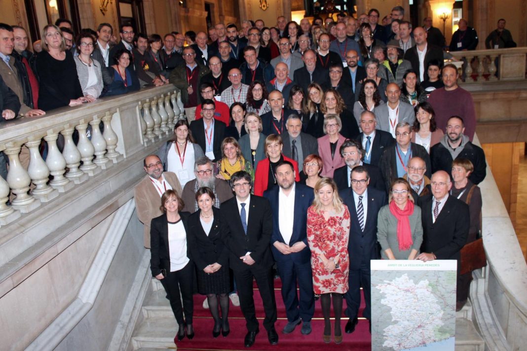 345224 Alcaldes, regidors i veïns de la nova vegueria del Penedès amb els presidents Puigdemont i Forcadell, els consellers Junqueras, Jané i Borràs i diputats de la ponència a l'escalinata del palau | Parlament de Catalunya