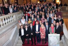 Alcaldes, regidors i veïns de la nova vegueria del Penedès amb els presidents Puigdemont i Forcadell, els consellers Junqueras, Jané i Borràs i diputats de la ponència a l'escalinata del palau | Parlament de Catalunya