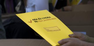 Carpeta que contenia el material que feien servir els voluntaris de la Gigaenquesta | ANC Mataró