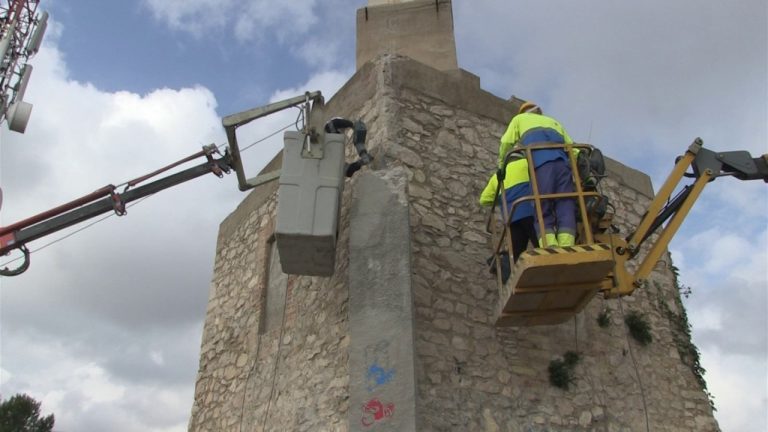 La Ràpita retira la creu franquista de la Torreta