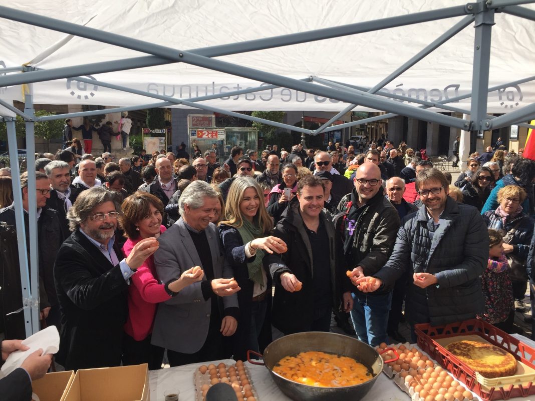 Moment de la trencada d'ous amb Antoni Castellà, Elisenda Paluzie, Eduardo Reyes, Anna Arqué, Uriel Bertran, Joan Coma i Carles Prats | Demòcrates pel Sí Moment de la trencada d'ous amb Antoni Castellà, Elisenda Paluzie, Eduardo Reyes, Anna Arqué, Uriel Bertran, Joan Coma i Carles Prats | Demòcrates pel Sí