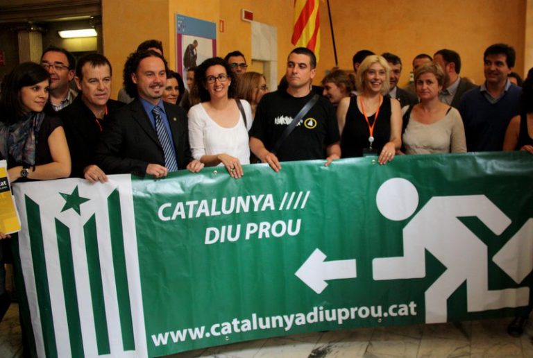 Diputats independentistes l'any 2013 fent el pagament de la seva RENDA a la hisenda catalana | Catalunya Diu Prou