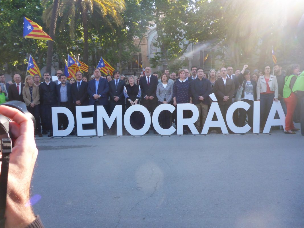 La comitiva de suport als investigats de la Mesa del Parlament abans que aquests entressin a declarar | ANC