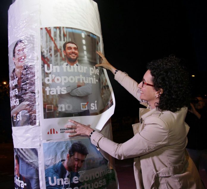 Marta Rovira en la penjada de cartells d'inici de la campanya aquest divendres després de l'acte del Pacte pel Referèndum | ERC