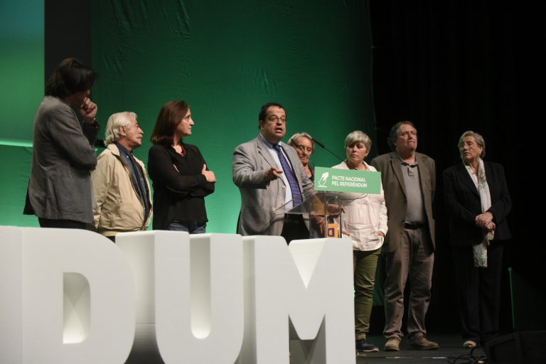 Joan Ignasi Elena, juntament amb la resta de l'executiva del Pacte, presentant els suports aconseguits | Pacte Nacional pel Referèndum
