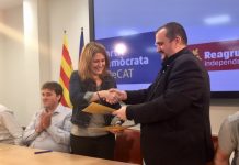 Marta Pascal i el president de Reagrupament, Josep Sort en la signatura de l'acord de col·laboració entre les dues organitzacions | PDeCAT